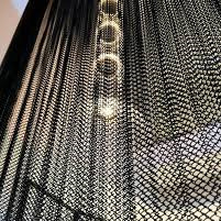 İyi bir fiyat. Restoran Salon Bölme Dekoratif Zincir Bağlantı Çit Örgüsü için Örnek Özelleştirme Siyah Renk Metal Perde Ağı çevrimiçi