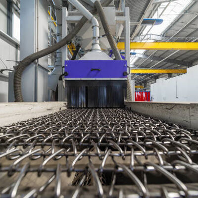 Kablo Ağı Taşıyıcı Kemer, ürün aktarımı için engelleri olmayan açıklıklar sunan geleneksel dokuma ile zincirle tahrik edilen metal ağlı kemer